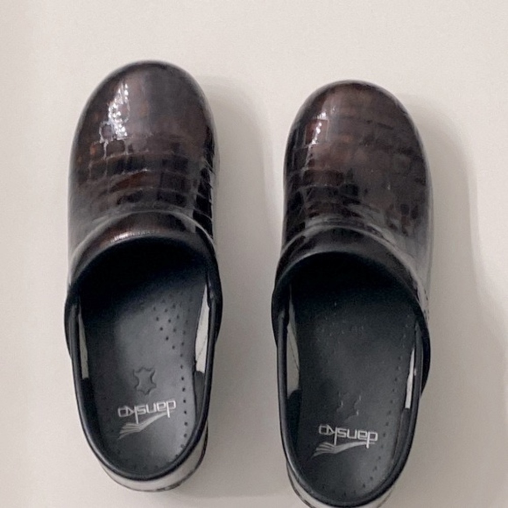 Dansko comfort shoes clogs sz 39 Womens brown shine patent excellent
